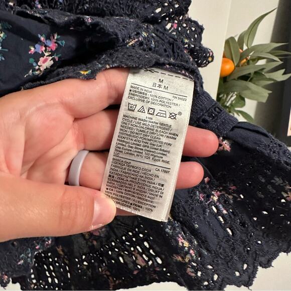 NWT GAP Navy Blue Floral Ruffle Eyelet Top Medium - Picture 9 of 12